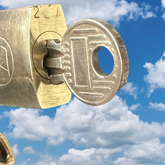 227 Authentic Louis Vuitton Lock and Key with Unbranded Chain Series 200’s - Picture 6 of 9